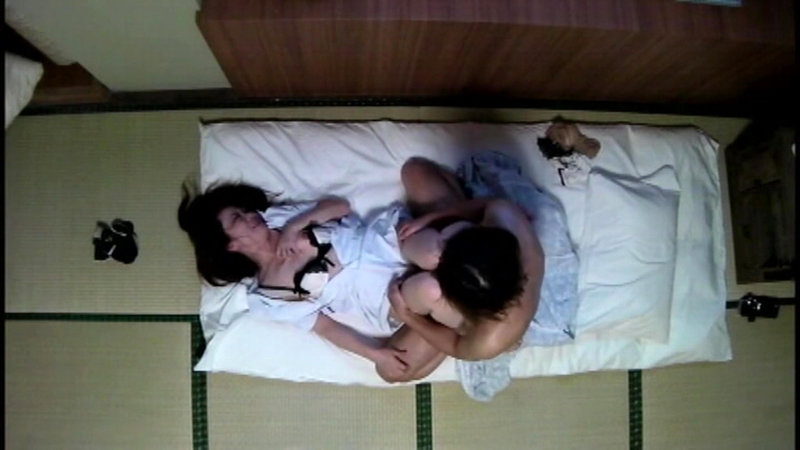 出張マッサージのおばちゃんにチ●コを見せつけ中出し！10