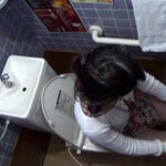 熟女人妻のトイレ盗撮~個室の中を覗いてみたら、排尿に!イチャイチャ連れ込みに!…いろんな事が起きてたっ!~60人4時間